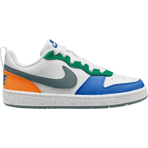 Nike Court Borough Low Recraft Kinder - weiß - Der Nike Court Borough Low Recraft für Kinder bietet strapazierfähige Materialien und einen klassischen Look. Ideal für aktive Kids, die gerne laufen und spielen. Mit verbessertem Zehen- und Mittelfußbereich für mehr Komfort.