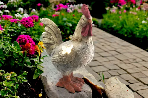 Solarlampe Hahn mit Schmetterling 48cm - Gartenfigur Solarleuchte, wetterfest und solarbetrieben, ideal für Balkon und Garten, bringt lebendige Farben und eine fröhliche Stimmung in Ihren Außenbereich.