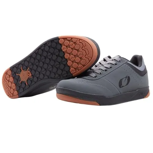 ONeal Pumps Flat Fahrradschuhe - Grau/Schwarz/Orange - 40 EU - Fahrradschuhe mit herausragendem Grip und Flexibilität, perfekt für abenteuerliche Fahrten. Die Honey Rubber® Sohle sorgt für optimale Fußrepositionierung und Komfort.