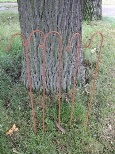 Gartenstab mit Haken (5er-Set) aus Eisen, Rost-Optik - Praktisches 5er-Set Laternenhaken aus robustem Eisen in Rost-Optik. Ideal für den Außenbereich, perfekt zur Dekoration von Balkon, Blumenbeet und Rasen.