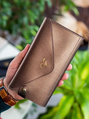 MORI Leder-Geldbörse in Hellbraun – Stilvolles Design für Damen - Elegante MORI Leder-Geldbörse in Hellbraun (B)20 x (H)10 x (T)3 cm. Mit 9 Kartenfächern, separatem Münzfach und Druckknopfverschluss. Ideal für den täglichen Einsatz und eine stilvolle Aufbewahrung.