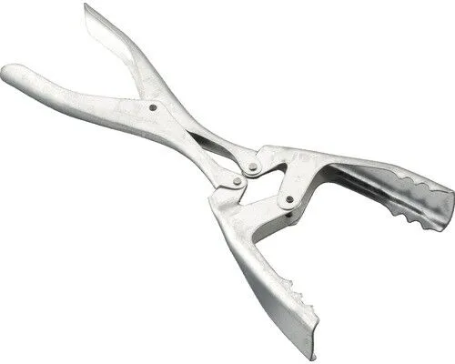 Brikettzange mit Gelenk - Praktisches Kaminwerkzeug - Hochwertige Brikettzange aus robustem Stahl, ideal für den sicheren und komfortablen Umgang mit Briketts im Kamin.