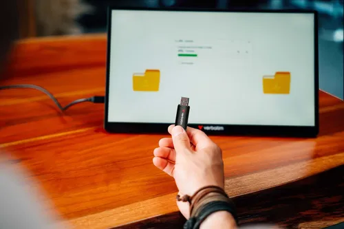 verbatim USB-Stick V200 Metal schwarz 128 GB - Hochwertiger USB-Stick mit 128 GB Speicher, ideal für schnelle Datenübertragungen dank USB 3.2. Das elegante Metall-Design macht ihn zum perfekten Begleiter für unterwegs.