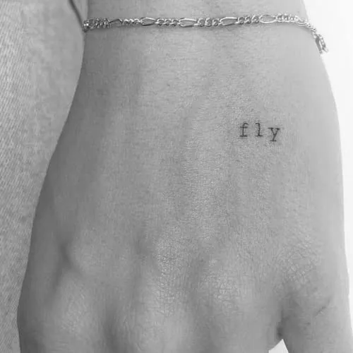 Inkster Tattoo - Schriftzug fly | vegane & wasserfeste Temporäre Tattoos für Erwachsene - EU-Kosmetikzertifizierte Farbe - revolutionäres 2 Wochen Tattoo | Premium Klebetattoos & Fake Tattoo