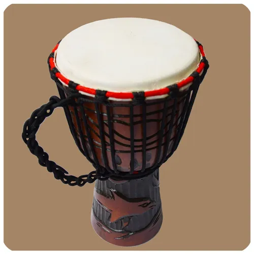 Djembe | 30 cm geschnitzt | Einzigartige afrikanische Trommel - Ein absolutes Unikat! Diese handgefertigte Djembe aus Holz bietet einen einzigartigen Klang. Ideal für Anfänger, musikalische Frühförderung und kreative Projekte. Fair gehandelt und kunstvoll verziert.