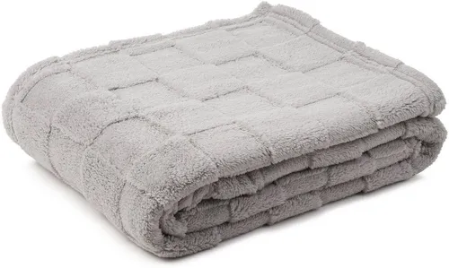 Wohndecke FRANKA von Gözze – Moderne Jacquarddecke - Kuschelige Jacquarddecke aus 100% Polyester Mikrofaser in der Größe 150x200 cm. Ideal für gemütliche Abende und passt perfekt zu jedem Einrichtungsstil.