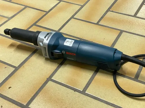 Bosch Geradschleifer GGS 8 CE - Kraftvoller 750 W Schleifer - Schleifmaschine mit 750 W Leistung, ideal zum präzisen Schleifen. KickBack Control für maximale Sicherheit und handliche Bauform für komfortables Arbeiten.