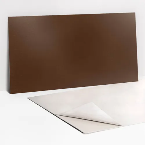Selbstklebende Dekorative Küchenplatte 100x50 cm - Braune Farbe - Moderne, selbstklebende Wandpaneele aus Vinyl in Braun, ideal für kreative Raumgestaltungen in Küche und Wohnzimmer. Einfach anzubringen und pflegeleicht.