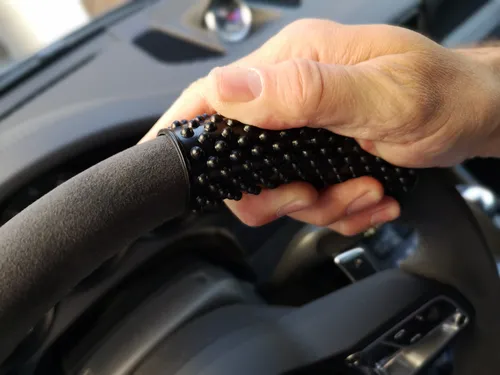 Richter Universal Lenkradbezug mit Massage Pad - Lenkradbezug für Oldtimer mit strukturiertem Griff, ideal für Fahrzeuge mit H-Kennzeichen, sorgt für besseren Halt und Komfort beim Fahren.