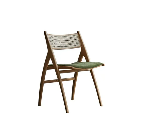 Tikamoon Clara Stuhl aus Eichenholz und Samt - Der Clara Stuhl aus massiver Eiche und grünem Samt vereint Eleganz und Komfort. Ideal für moderne und klassische Einrichtungen, bietet er Langlebigkeit und zeitloses Design. Maße: H 83,5 x L 52,5 x P 54,9 cm.