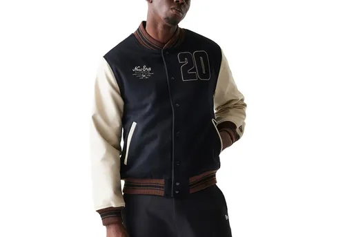 New Era Varsity College Jacke mit BRAND PATCHES - XL - Schwarz - Stilvolle College Jacke im Retro-Look. Mit angesagten Kunstleder-Ärmeln und einem auffälligen Team-Patch aus Chenille. Hochwertige Materialien für komfortablen Tragekomfort.