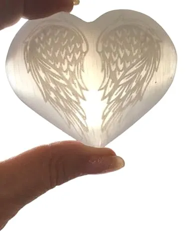 Steinfixx® Selenit Ladeplatte bauchiges Herz mit wunderschöner Engelsflügel Gravur | 60x70 mm | gegen negative Energien | 100 Gramm