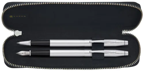 Cross Lederetui aus Kalbsleder Schwarz für 2 Schreibgeräte - Elegantes Federmäppchen aus hochwertigem Kalbsleder, ideal für 2 Schreibgeräte. Mit Reißverschluss für sicheren Halt und stilvolles Design in edlem Schwarz.