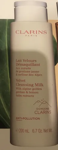 CLARINS Lait Velours Démaquillant 200 ml - Gesichtsreinigung mit sanfter Milchtextur, entfernt Makeup und Unreinheiten, beruhigt die Haut und ist nachfüllbar für einen ökologischen Fußabdruck.