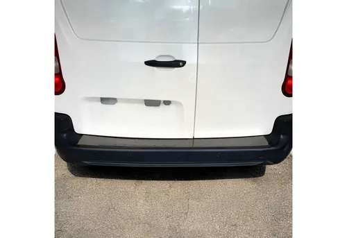 OMAC Ladekantenschutz für Peugeot Partner 2019-2024 - Abdeckblenden, langlebig und rostbeständig, schützt Ihre Ladefläche vor Kratzern und bietet gleichzeitig ein elegantes Design.