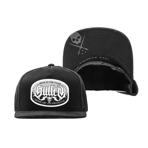 Sullen Clothing Snapback Cap Grind Schwarz - Moderne Snapback Cap für Herren mit besticktem Sullen Patch und Schädellogo-Print. Verstellbar für perfekten Sitz, ideal für Streetwear-Looks. Material: 98% Baumwolle, 2% Elasthan.