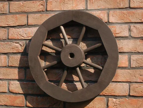Wagenrad aus Holz, 50 cm schwarz - Dekorativ für Garten und Hof - Dieses handgefertigte Holz-Wagenrad bringt rustikalen Charme in Ihren Außenbereich. Mit verzinktem Metallband und optimalem Schutz ist es ideal für Garten und Hof geeignet.