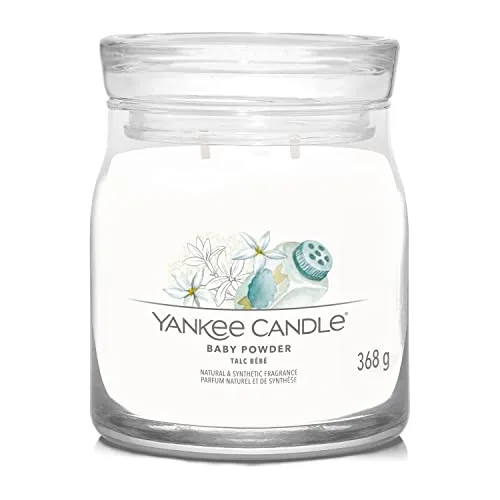 Yankee Candle Duftkerze Medium Baby Powder 11 cm - Duftkerze mit beruhigendem Baby Powder Duft, ideal für eine entspannende Atmosphäre. Genießen Sie die sanften Noten von pudriger Mandel und Moschus für ein Gefühl von Reinheit und Unschuld.
