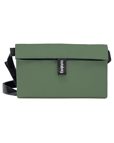 Notabag Crossbody Umhängetasche 40 cm - Fern Green - Handtaschen und umweltfreundlich! Die Notabag Crossbody ist aus 100% recycelten Materialien und bietet flexible Tragemöglichkeiten sowie erweiterbaren Stauraum für Bücher und mehr.