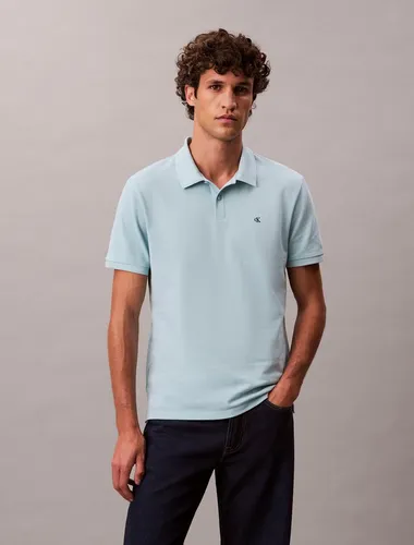 Calvin Klein Herren Poloshirt Kurzarm Monogram Pique, Blau (Stratosphere), M - IKONISCHES DESIGN: Das Calvin Klein Poloshirt aus 100% Baumwolle bietet hohen Tragekomfort und optimale Bewegungsfreiheit. Perfekt für Alltag und Büro, vereint es sportlichen Look mit minimalistischem Stil.