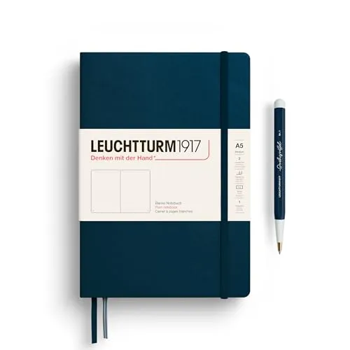 Leuchtturm1917 Notizbuch Medium A5 Hardcover Deep Sea Blanko - Notizbuch A5 mit hochwertigem Hardcover, ideal für kreative Köpfe. Mit 80g/m² Papier, 2 Lesezeichen und praktischer Falttasche für Ihre Ideen.
