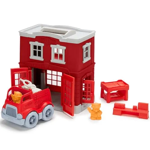 Green Toys 8601156 Spiel-Set Feuerwache mit Feuerwehrauto - Motorfahrzeugspielset für Kinder ab 24 Monaten, aus 100% recyceltem Kunststoff, fördert Motorik und Fantasie – sicher und umweltfreundlich!