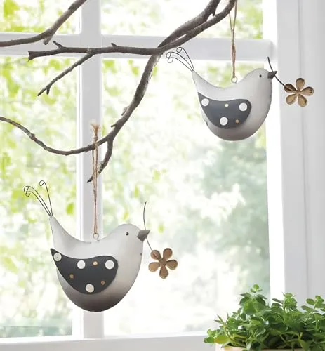 Dekoleidenschaft 2X Dekohänger Vogel aus Metall - Set aus 2 hängenden Vögeln aus Metall, perfekt für Frühlingsdeko. Mit rustikaler Juteschnur zum Aufhängen, ideal für Zweige und Fenster. Maße: ca. 13 x 9 cm und 18 x 12 cm. Lieferung ohne weitere Deko.