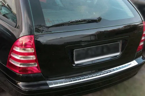RECAMBO Ladekantenschutz für MERCEDES C-KLASSE S203 T-MODELL - Hochwertiger Abdeckblenden-Schutz aus V2A Edelstahl, ideal für Kratzschutz und exklusive Optik. Perfekte 3D-Passform für eine einfache Montage ohne Lackbeschädigung.