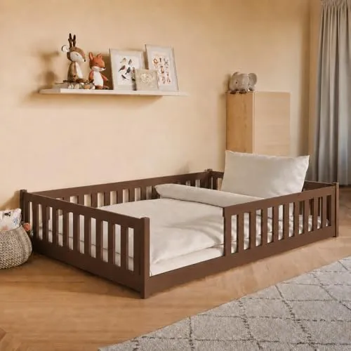 Kinderbett Bodenbett 140x200 cm mit Rausfallschutz - Dunkelbraun - Stilvolles Kinderbett für sicheren Schlaf: Mit Rausfallschutz und robustem Kiefernholz bietet es Komfort und Sicherheit. Ideal für selbstständige Kinder, die ein gemütliches Rückzugsort zum Spielen und Entspannen suchen.