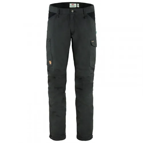 Fjällräven Kaipak Trousers Men Long Dark Grey/Black (48) - Wanderhose aus strapazierfähigem G-1000 Eco, wind- und wasserabweisend, ideal für Trekking und Alltag. Mit Stretcheinsätzen für optimale Bewegungsfreiheit und praktischen Taschen.