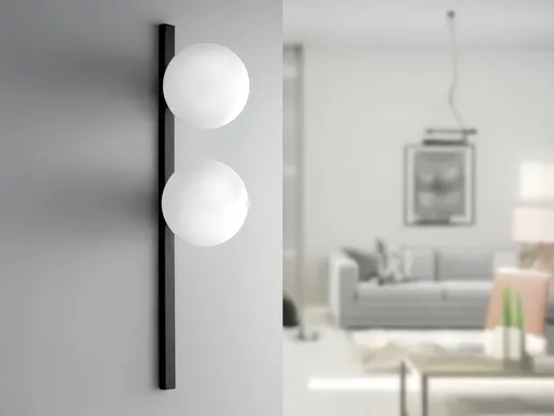 Große LED Wandleuchte Schwarz mit 2 Opalweiß Glaskugeln - 60cm - Stylische LED Wandleuchte im Retro-Design, ideal für stimmungsvolle Beleuchtung in Wohnräumen. Zwei opalweiße Glaskugeln sorgen für gleichmäßige Lichtverteilung und schaffen eine warme Atmosphäre.