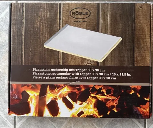 RÖSLE Pizzastein rechteckig mit Topper 38 x 30 cm - Grillzubehör: Ideal für perfekte Pizzaergebnisse, gleichmäßige Wärmeverteilung durch Cordierit-Material, geeignet für Grill und Backofen.