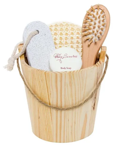 Produktbild BRUBAKER Hautreinigungs-Set Geschenkset im Holzeimer, 5-tlg., Holzkübel Wellness Set mit Peelingschwamm, Haarbürste, Bimsstein Seife