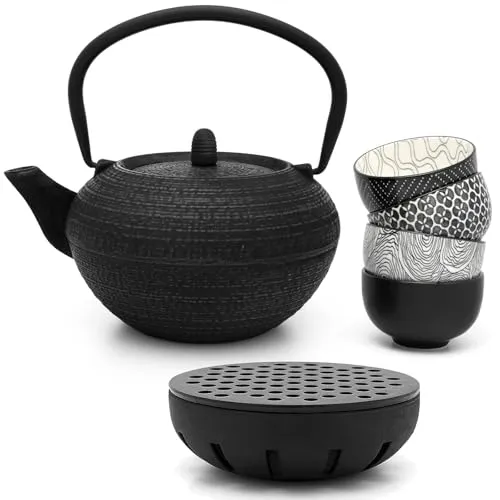 Bredemeijer schwarze runde gusseiserne Asia Teekanne 1.2 Liter & mit Henkel & Edelstahl Tee-Filter Sieb-Einsatz für losen Tee & 4 Porzellan Teebecher & gusseisernem Teewärmer
