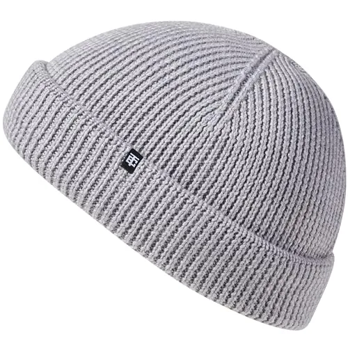 Enter the Complex® Fisherman Beanie – 100% Merino Wolle, Hellgrau - Klassische Docker Mütze aus 100% Merinowolle. Angenehm weich, geruchsneutral und windabweisend. Ideal für wechselhaftes Wetter – hält warm und sorgt für Komfort.