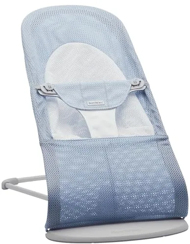 BABYBJÖRN Babywippe Balance Soft - Ergonomische Wippe in Mesh Sky Blue White - Babywippe für Kinder von 0 bis 2 Jahren, ergonomisches Design mit 3 Positionen, faltbar und maschinenwaschbar – ideal für Eltern, die Nähe und Komfort suchen.