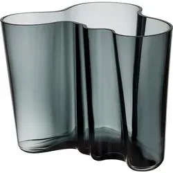 Iittala Aalto Vase 160 mm Grau aus Glas - Elegante graue Vase von Iittala, mundgeblasen und Teil der ikonischen Aalto-Serie, ein zeitloses Stück finnischer Glaskunst mit einer Höhe von 16 cm.