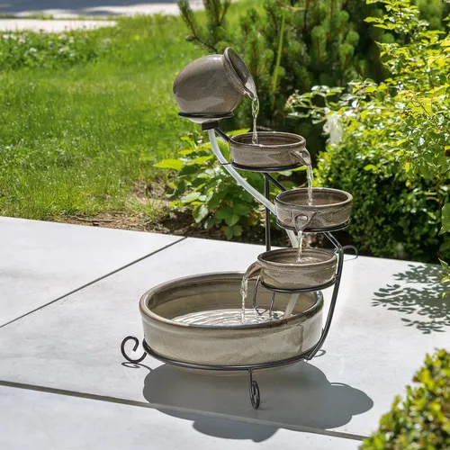 esotec Solar Kaskadenbrunnen Firenze - Mediterraner Gartenbrunnen aus Keramik - Mediterranes Flair für Balkon, Terrasse oder Garten: Der elegante Solar-Kaskadenbrunnen Firenze begeistert mit sanftem Plätschern und hochwertiger grauer Keramik. Inklusive Solarmodul für umweltfreundlichen Betrieb.