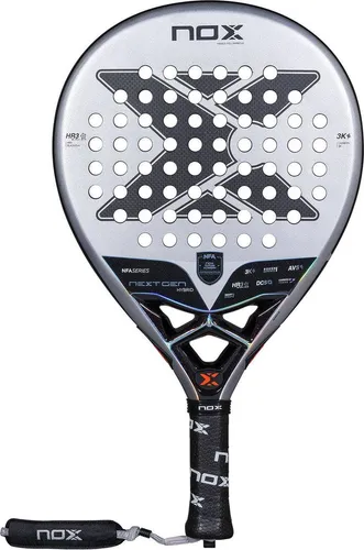 Nox Nextgen Pro Hybrid 3K 2025 - Paddletennis-Schläger - Der Nox Nextgen Pro Hybrid 3K 2025 bietet eine ideale Balance zwischen Stärke und Präzision. Mit hochwertigem Carbonrahmen und innovativer Technologie für ein überragendes Spielerlebnis.