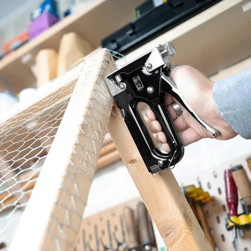 Rapid Handtacker Compacta - 467040000 - Robuster Handtacker mit Magazin für 100 Heftklammern. Ideal zum Dekorieren und Polstern, bietet hohe Schlagkraft und einfaches Laden für effizientes Arbeiten.