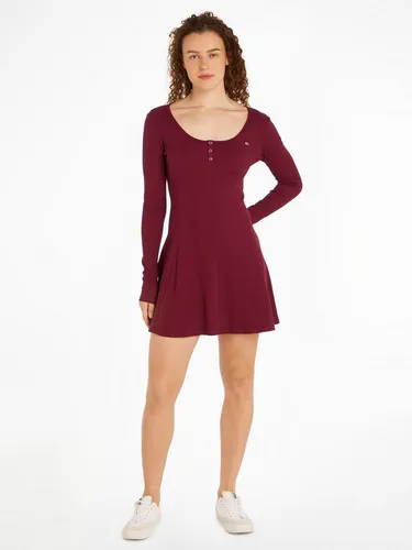 Tommy Jeans Blusenkleid TJW HENLEY FLARE DRESS mit Flagge, Valley Grape - Blusenkleider mit elastischem Jersey-Material, ideal für lässige Anlässe. Das Blusenkleid bietet eine bequeme Passform und ist mit der ikonischen Tommy Jeans Flagge verziert.