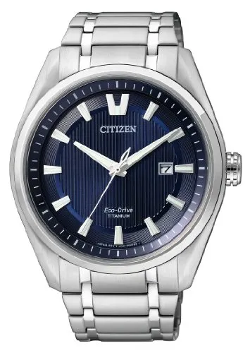 Citizen Herren Analog Quarz Uhr AW1240-57L mit Titan Armband - Armbanduhren für Herren, ausgestattet mit Eco-Drive Technologie für nachhaltigen Betrieb ohne Batteriewechsel und über sechs Monate Laufzeit im Dunkeln.