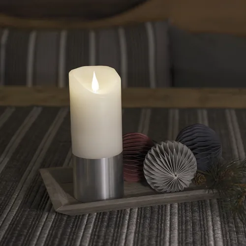 LED Echtwachskerze mit Timer und 3D Flamme, 17,5cm hoch - Kerzen & Teelichter: Stilvolle LED Kerze aus Echtwachs mit silberner Banderole und integriertem Timer für stimmungsvolle Beleuchtung in jedem Raum.