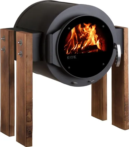 Kaminofen Kanuk® STAND - Eleganter Holzofen in Schwarz - Der Kanuk® STAND beeindruckt mit seinem schwebenden Design und 8 kW Heizleistung. Ideal für Räume bis 200 m³, bietet er effiziente Wärme und eine klare Sicht auf das Feuer dank CoxClean-Scheibenspülung.