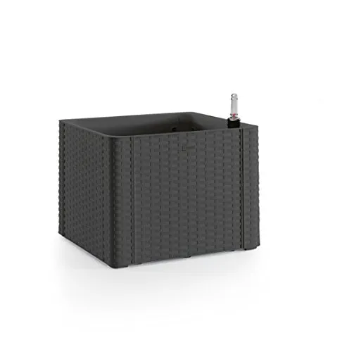 Quadratischer Pflanzkasten im Rattan-Design - Blumenkästen | Moderner Pflanzkasten aus witterungsbeständigem Kunststoff mit integriertem Wasserspeicher und Wasserstandsanzeige für optimale Pflanzenpflege. Maße: 43 x 43 x 33 cm.