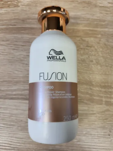 Wella Professionals Fusion Intense Repair Conditioner 1000 ml - Haarpflege für geschädigtes Haar, repariert intensiv und stärkt die Haarstruktur für ein gesundes, glänzendes Aussehen.