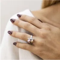 Zeeme Pearls Ring Silber 925 mit Muschelkernperlen und Zirkonia - Eleganter Damen-Ring aus 925 Sterling Silber mit 2 schimmernden Muschelkernperlen und funkelndem Zirkonia, perfekt für besondere Anlässe.