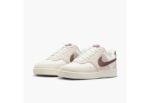 NIKE Damen Freizeitschuhe Court Vision Low - Klassischer Basketball-Style der 80er Jahre! Der Court Vision Schuh kombiniert robustes Echt- und Kunstleder mit einer Gummisohle für hohen Tragekomfort und zeitlosen Look.