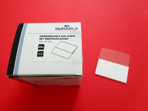 DURABLE Namensschild aus Acryl mit Einstecklasche 75 x 40 mm - 25 Stück - Namensschilder für Revers oder Hemdtasche, auswechselbare Einstecklasche und transparente Acryloberfläche, ideal für Veranstaltungen oder Büroorganisation.
