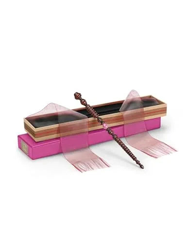 Noble Collection Harry Potter Dolores Umbridge Wandfigur - Actionfigur aus dem Harry-Potter-Universum, detailreich und authentisch, perfekt für Sammler und Fans. Mit rosa Zauberstab in einer stilvollen Ollivanders-Box.
